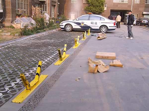 停车场车位锁的安装位置，一般安装在停车位中间入口的1/3处，安装条件要求在水泥平整的地面上
