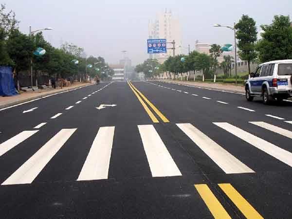 道路标线是一种安全标记，也是在道路交通中的一种“语言